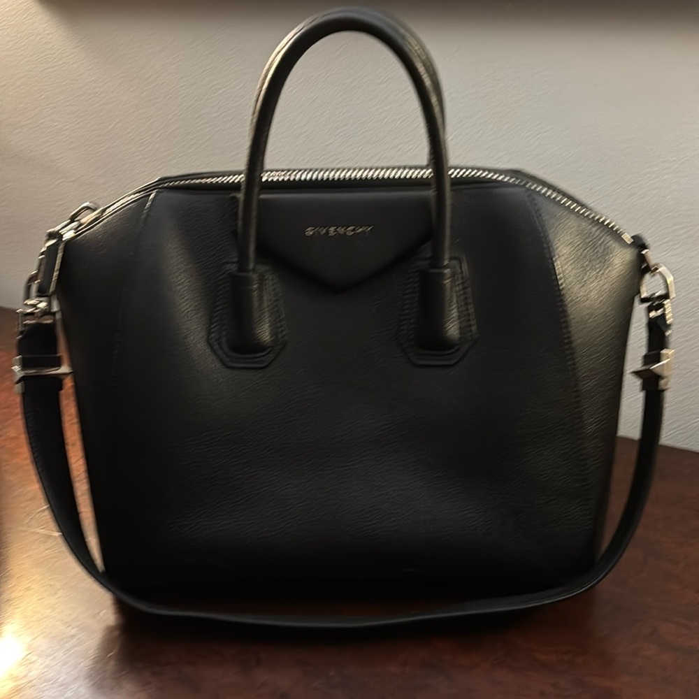 Medium Black Givenchy Antigona
